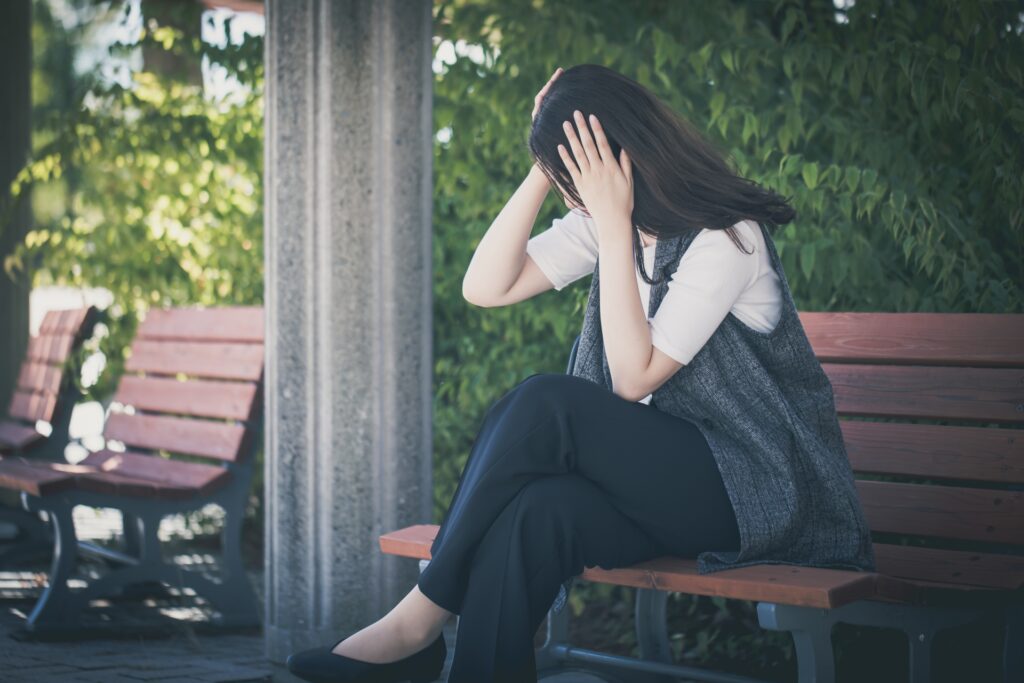 頭を抱える女性