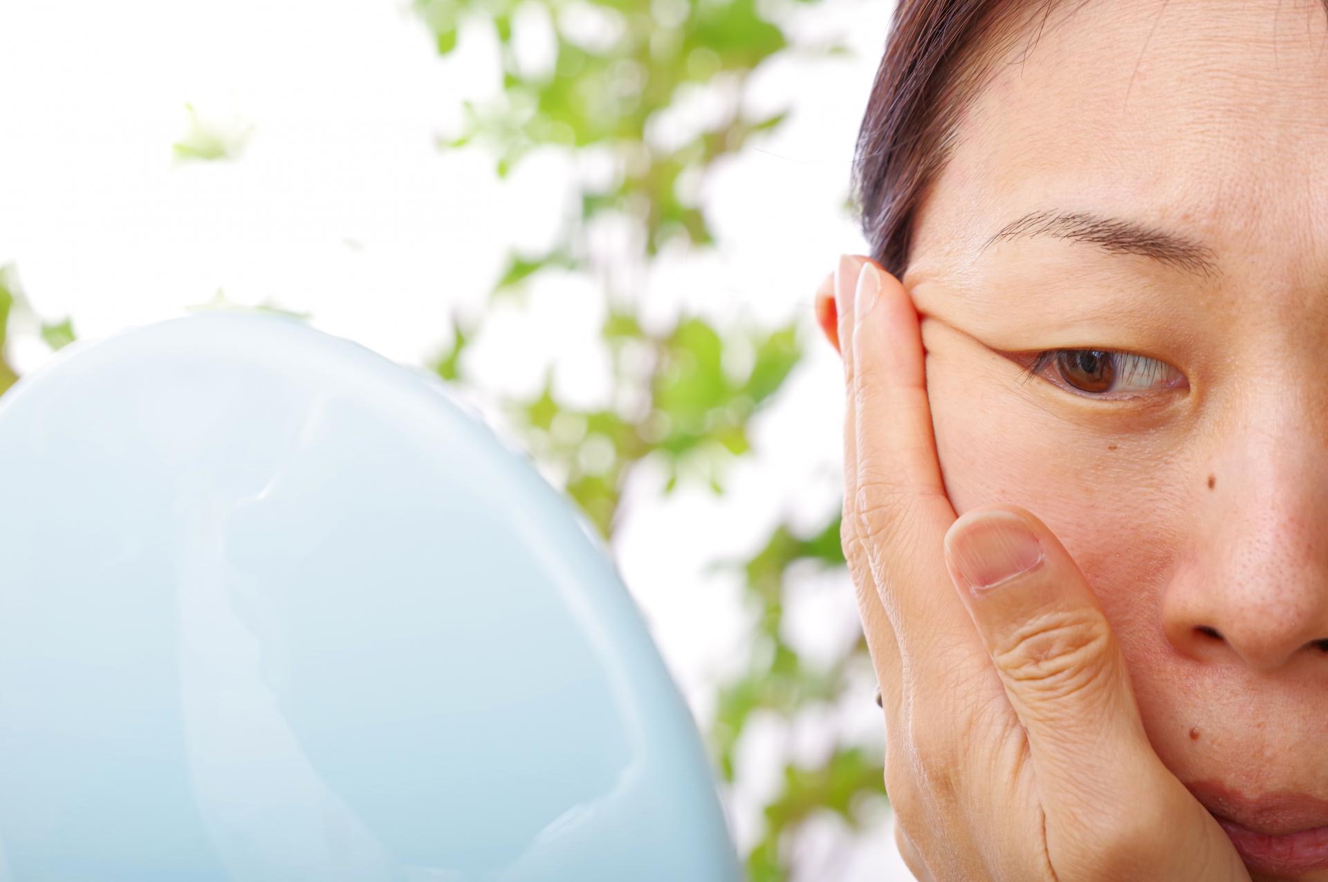 目じりのたるみを気にする女性