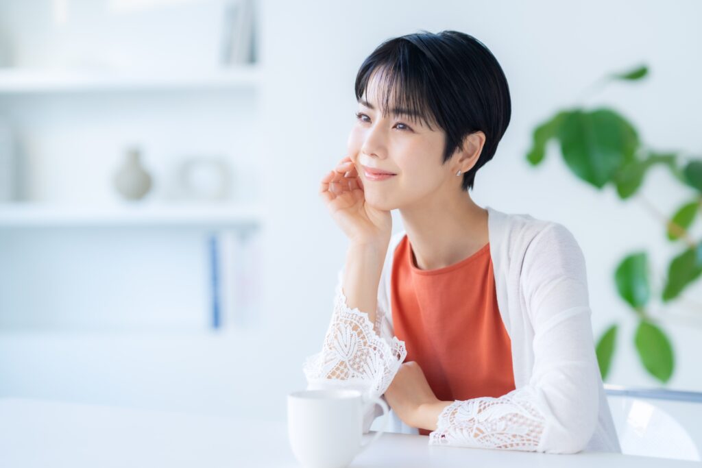 コーヒーを飲む女性